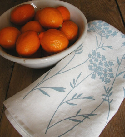 野胡萝卜花 (Queen Anne&#39;s lace) 是一种很多小花组合成的伞形花科植物，是一种在北美常见的夏季野花。它的英文名字来自于它的形状很像蕾丝。虽然它只是路旁小野花，很多饰品设计师还是很欣赏它，并且把这浪漫的…