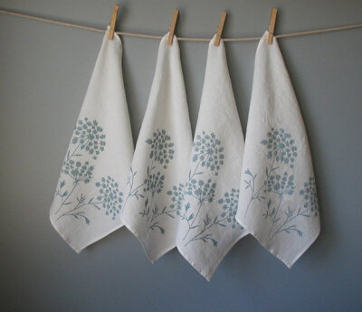 野胡萝卜花 (Queen Anne&#39;s lace) 是一种很多小花组合成的伞形花科植物，是一种在北美常见的夏季野花。它的英文名字来自于它的形状很像蕾丝。虽然它只是路旁小野花，很多饰品设计师还是很欣赏它，并且把这浪漫的…