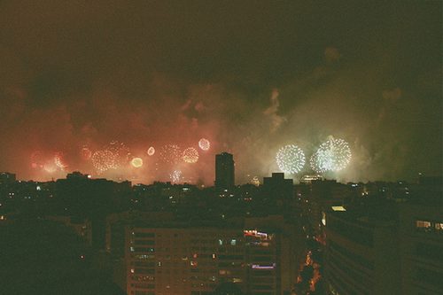 总是对放烟花有着非凡的执念，因为从小到大每当过新年都是要放烟花的，当春节联欢晚会快到十二点时，奶奶家的四周开始响起的烟花声是我一直以来的对于过年最美好的回忆，或许明年后年就再也见不到这样的美景了