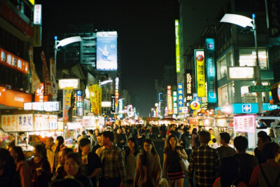 在台湾，夜市是白天生活的延续，也是另一副面孔的游乐场。