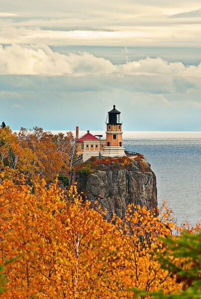 美国明尼苏达州，Split Rock Lighthouse。悬崖之上，一眼望去，天清水遥。也许旅行，只是想对庸常的生活的一次出逃，去那个新的世界透一口气。