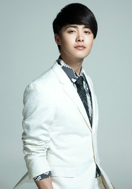 圆润柔顺的发型，非常适合阳光柔和帅气的男生，是否有种白马王子的风格呢？更发型推荐尽在【男人就是型】