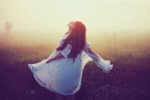 双鱼一直在等一个人， 一个愿意走进其的生命分享我的喜怒哀乐的人，一个知道自己曾经无尽的等待因而更加珍惜自己的人，一个也许没能参与双鱼的昨天却愿意和双鱼携手走过每一个明天的人， 一个知道双鱼不完美却依然喜欢自己甚至连双鱼的不完美也一并欣赏的人。【桑】