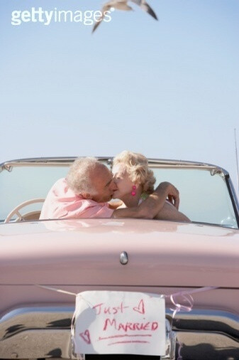 年轻人也没有我们拉风……