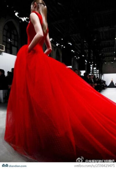 超级正点的大红色婚纱礼服~~~美翻了！！