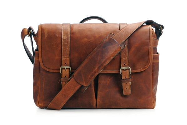 唉，ONA 贵的一逼啊。。。（ona-brixton-laptop-bag）http://item.taobao.com/item.htm?spm=a1z10.1.4004-443374941.5.oqfxdS&id=21397172269 或者http://item.taobao.com/item.htm?spm=a1z0k.1000775.1.189.9mAK18&id=15831174456&_u=cang02a561