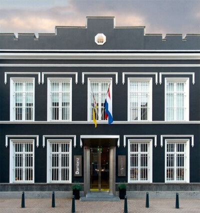 【海外优秀设计作品：豪华监狱】 前荷兰监狱被改造成一个现代化的豪华酒店，人们可以参观酒店，并且也可以在这所监狱里付费过夜。