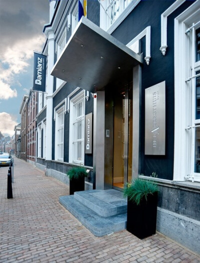 【海外优秀设计作品：豪华监狱】 前荷兰监狱被改造成一个现代化的豪华酒店，人们可以参观酒店，并且也可以在这所监狱里付费过夜。