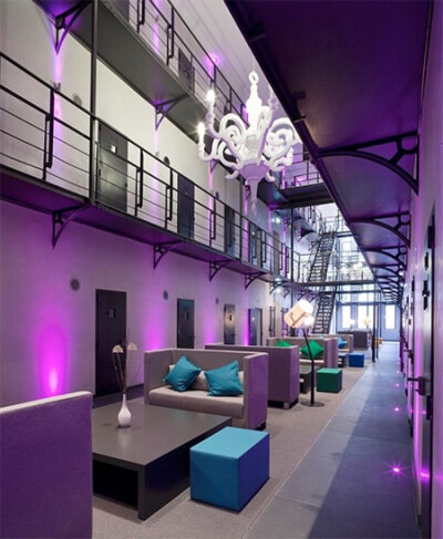 【海外优秀设计作品：豪华监狱】 前荷兰监狱被改造成一个现代化的豪华酒店，人们可以参观酒店，并且也可以在这所监狱里付费过夜。