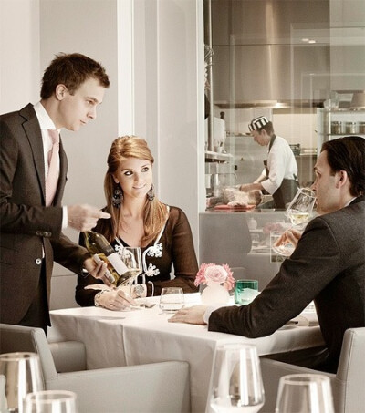 【海外优秀设计作品：豪华监狱】 前荷兰监狱被改造成一个现代化的豪华酒店，人们可以参观酒店，并且也可以在这所监狱里付费过夜。