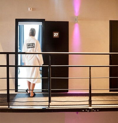 【海外优秀设计作品：豪华监狱】 前荷兰监狱被改造成一个现代化的豪华酒店，人们可以参观酒店，并且也可以在这所监狱里付费过夜。