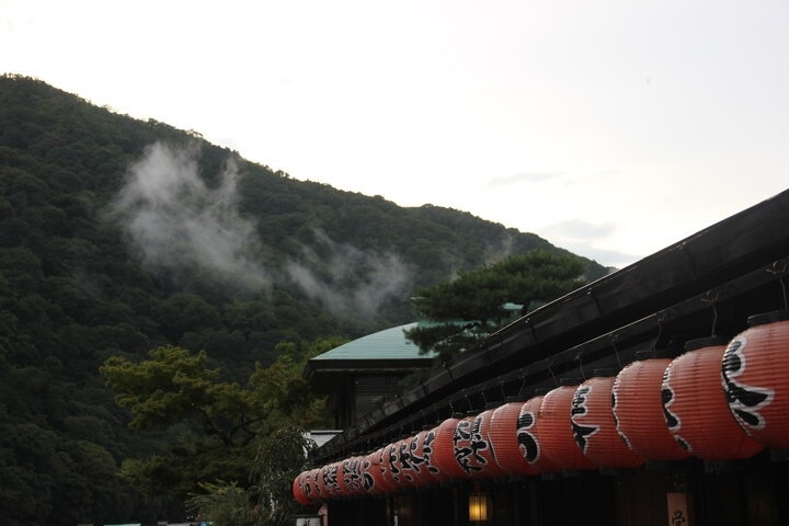 雨后山间的雾久久盘绕。