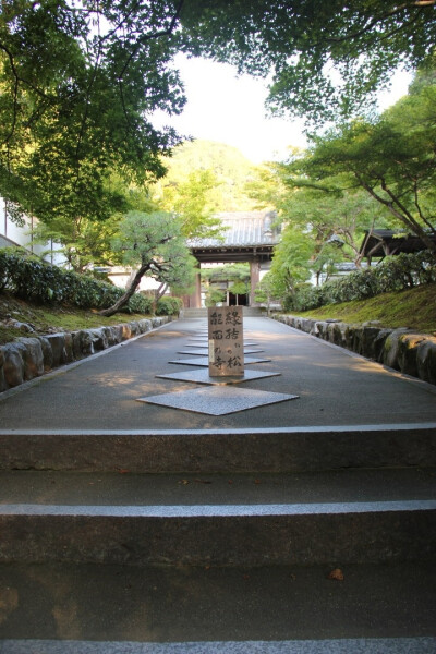 缘结寺。即是年轻男女祈求爱情的地方。