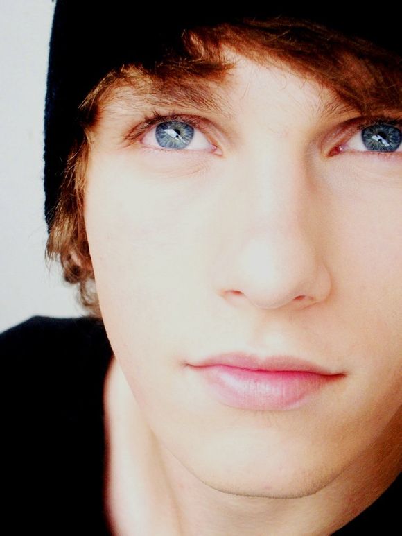 很喜欢他冰蓝色的眼睛