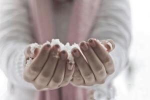 于是，一直鲜活地活在自己生命中的那个爱穿灰衣的黑发黑眸的姑娘，是一根温柔的刺，在眼底，拔不出来。偶尔因为她的委屈，触动了那根刺，自己会同样地红了眼眶。上天知道，有些东西明明不是触动得了他的，可是，因为是她的委屈，才会那样无条件简单地变成了他的委屈。就像流感的传染，由她传染给他，她隐忍微笑着，他却因为眼中的刺痛，无法不把这委屈搅个天翻地覆，只有加倍地向别人讨回来，静止了，停息了，让她慌着哄他忘却了所有的不快乐，仿似才是终止的真正模样。而后，那刺像触角，悄无声息地缩回去，晴明了他的眼睛，则是一个罢休。   ——《十年一品温如言》