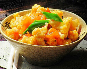 西红柿烧花菜 食材：花菜400g、西红柿1个、青椒1个、橄榄油适量、番茄沙司20g、盐适量、糖1g、水淀粉适量、鸡精少许 做法：1)炒锅加入橄榄油烧热。2)爆香葱姜。3)加入洗净的花菜翻炒片刻。4)再把西红柿用手撕入锅中。5)加入番茄沙司翻炒。6)加一点糖。7)再加入盐和适量的清水。8)加盖烧制5-8分钟。9)然后加入青椒块。10)淋入少许水淀粉。11)翻炒均匀关火。 转自好豆