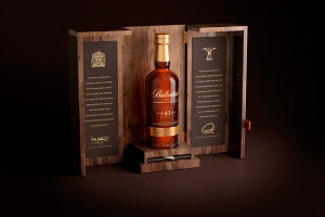 本月苏格兰顶级威士忌调和品牌 Ballantine's（百龄坛）推出年度限量威士忌，纪念2013年在韩国举办的冠军杯高尔夫球赛，百龄坛2013冠军杯纪念威士忌是由调酒大师Sandy Hyslop与2012年冠军杯得主Bernd Wiesberger连手打造