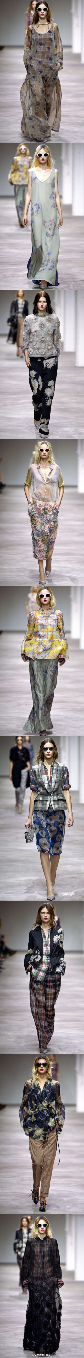 Dries Van Noten 2013春夏成衣，本季DVN以其独特的好品味，为我们打造了更加优雅又实穿的一季，品牌经典的印花图案被弱化，雅致的格纹成为本季新元素，简约又时髦的设计，搭配上简单精致的装发，让模特们看起来那么优雅。