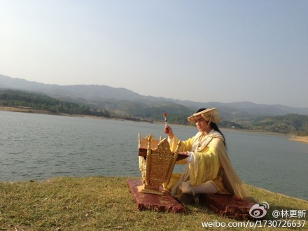 微风拂面，峦山翠水，我席地而坐，小清新的感觉油然而生。不经意间染了一身文艺腔调，此时除了弹奏，我还想作首诗。