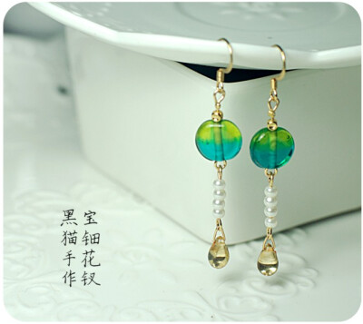 http://item.taobao.com/item.htm?spm=a1z10.3.w4002-50804588.16.wBKosY&id=17430925656 青碧琉璃耳坠