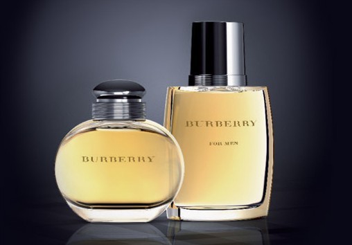 Burberry （for women） 伦敦香水 香调 : 果香调 前味 : 黑醋栗、青苹果、桃子 中味 : 茉莉、香草 后味 : 檀木、西洋杉 卵石形状的女装香氛瓶身优雅简约，饰有 BURBERRY 标记。银色雕刻瓶盖简洁高贵。包装盒为幻彩珠白色，底部缀有经典格纹浮雕饰边。