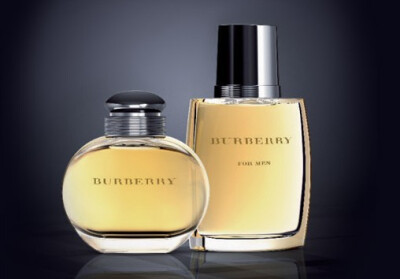 Burberry （for women） 伦敦香水 香调 : 果香调 前味 : 黑醋栗、青苹果、桃子 中味 : 茉莉、香草 后味 : 檀木、西洋杉 卵石形状的女装香氛瓶身优雅简约，饰有 BURBERRY 标记。银色雕刻瓶盖简洁高贵。包装盒为幻…