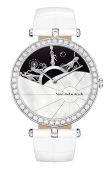 梵克雅宝（Van Cleef & Arpels）Une Journée à Paris Ring诗意腕表（白K金）全新的Poetic Complication 腕表演绎了于光明之城中漫步的美妙之旅，Une Journée à Paris邀她一同游历巴黎最具象征意义的风景名胜。\n