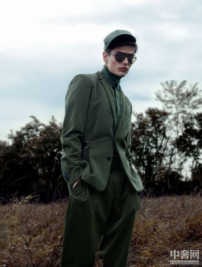【迪奥2012秋冬男装 复古“军装风”】 Dior Homme 2012秋冬男装发布大片，整个秋冬系列被打造成一个军队系列，独特的剪裁加上橄榄绿的搭配，形成了一股不可抵挡的复古“军装风”。……