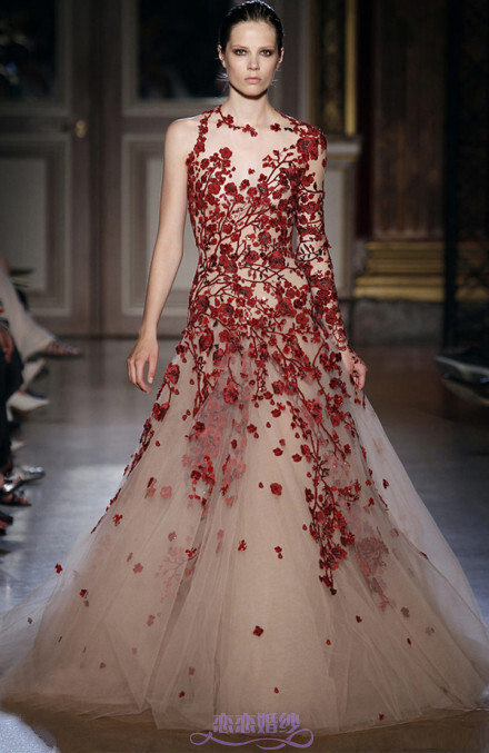 Zuhair Murad，散落全身的立体花朵，极具东方风韵