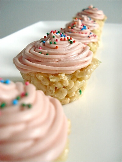 Cake Batter Rice Krispie Cupcakes.沙……沙琪玛的CUPCAKE？！