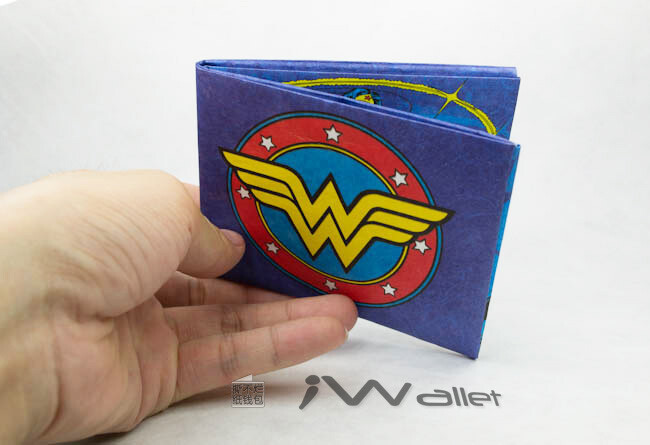 iWallet撕不烂的纸钱包 神奇女侠( Wonder-Woman Mighty Wallet） Wonder-Woman 神奇女侠 品牌：Dynomighty 设计师：Terrence Kelleman 材质：美国杜邦Tyvek特种纸 <br /> <br />尺寸：对折10.5*8.5cm，展开21cm*8.5cm