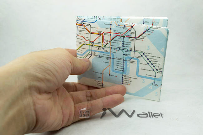 伦敦地下铁 ( The Underground London Calling Mighty Wallet） The official licensed map of the London Underground. The "Tube" map is based not on the geographic but the relative positions of stations along the lines. A style that has been adapted worldwide. 伦敦地下铁 品牌：Dynomighty 设计师：Terrence Kelleman 材质：