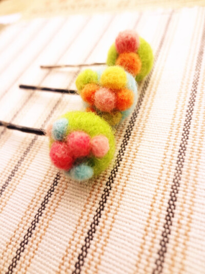 不出门的时候你也可以动手做一个浆果羊毛毡发夹，心水小物，爱不释手。http://shop71593634.taobao.com/?spm=2013.1.w2-6828860113.1.g6QT5O