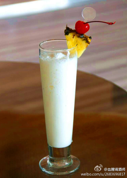 【椰林飘香Pina Colada】诞生在迈阿密，椰奶香和果香充满了热带风情~酒精度也不高，很适合女孩子在海边喝呢~白朗姆1盎司，马利宝½盎司，椰奶1½盎司，菠萝汁3盎司，将基酒及辅料倒入搅拌机，加冰，绞碎，倒入飓风杯，以菠萝角/红樱桃装饰~