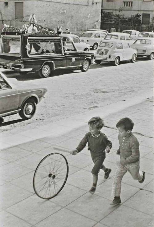 拍攝于1971年，意大利西西里島的街頭。攝影師Henri Cartier-Bresson作品..