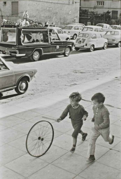 拍摄于1971年，意大利西西里岛的街头。摄影师Henri Cartier-Bresson作品..