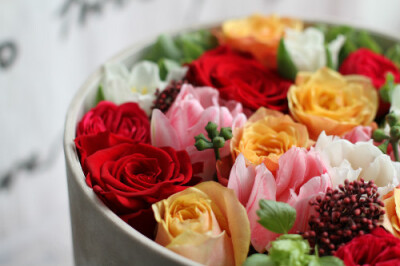  世界上的一切光荣和骄傲，都来自母亲----高尔基 优意花盒母亲节系列#献给生命中最棒的女人#，第一款名为“光荣和骄傲”。鲜艳的红色永生玫瑰搭配饱满的厄瓜多尔双色玫瑰，盛放在进口高档的压绒米色圆形礼盒中，鲜艳…