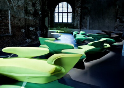 Zephyr 沙发是由Zaha Hadid为意大利公司Cassina设计的，它是灵感来源于自然侵蚀现象。它的座位、背椅庞大，营造一个流体运动的空间。（分享自万椅网：http://www.w-yi.com/note/12059）
