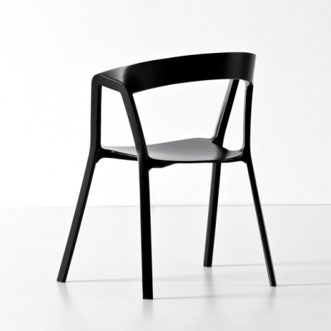 由法国设计师Patrick Norguet为意大利家具公司Kristalia设计的这款名叫Compas的椅子的一个特色酒是可以拆卸，室内或室外都很适用。座位和靠背都是以聚丙烯为材料，而倒V形的椅子腿则是用压铸铝制成，并涂上防水的环氧树脂漆。（分享自万椅网：http://www.w-yi.com/album/show/a46/s0/t0）