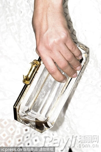 Stella Mccartney手包，晶莹剔透的质感与婚纱搭配正相宜。