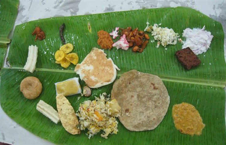 印度婚礼上的传统食物，各种炒米、QIABATI，ROTI，甜点，咖喱菜等，印度人很喜欢邀请别人参加PARTY，有礼没礼都行，人去就好，吃饱为止