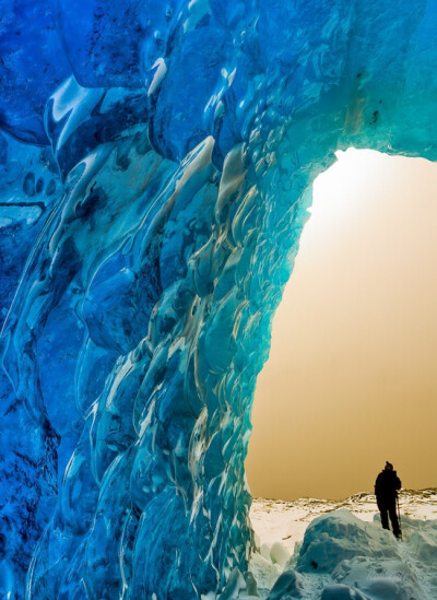 冰岛 Svmnafellsjvkull Skaftafell国家公园（CORR），水晶一般的冰洞，在午后的阳光下闪闪发亮，魔幻般的大自然美景。位于冰岛最高的海拔2110米的Vrffajvkull活火山，由冰川形成的深蓝洞穴。这种宝石蓝不是普通的冰…