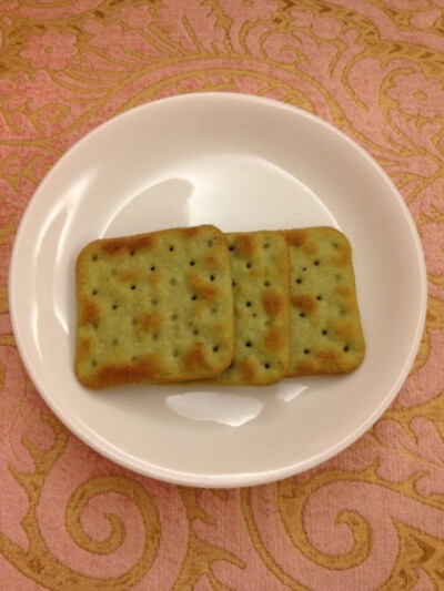 #老吳減肥日記#晚上肚子餓怎麼辦只好吃點~蔬菜蘇打餅囉撐住啊