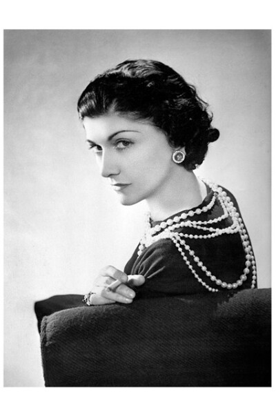 "Scheherezade is easy; a little black dress is difficult." Mademoiselle Chanel and her famous pearl necklaces 1936 Photo By Lipnitzki / Roger-Viollet