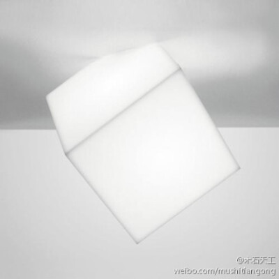 【家居】意大利灯具巨头 Artemide 的 Edge Sospensione 几何吸顶灯。#极简# #灯饰# #白# via：http://www.artemide.it/prodotti/scheda-prodotto.action;jsessionid=BECC4A7AA2FA3444601DD2097C113EC7?idProdotto=25…