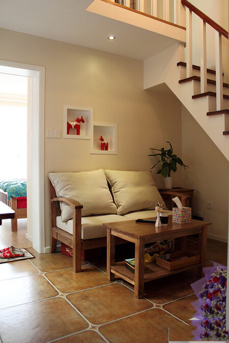 小客厅，小沙发，小楼梯，一切都是小。