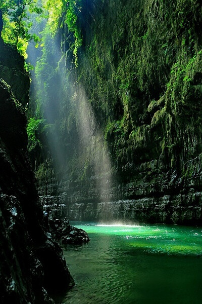 太爱这种地方。小时候总会梦到一个场景，深山里，一个很深很深的潭，碧绿的潭水，一练瀑布从很高的山崖上挂下来，一缕光透过密布的枝桠照到潭水上，闪着光。梦到太多次，以至于一直存在在脑海里，挥之不去。