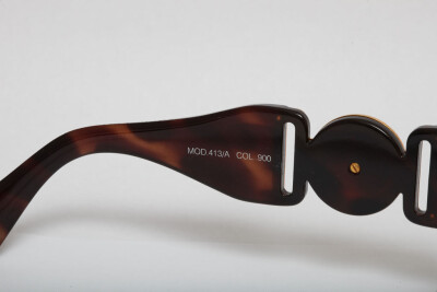 GIANNI VERSACE SUNGLASSES MOD 413/A COL BROWN CREATOR: Gianni Versace COUNTRY: Italy PERIOD SEARCH: 1990's MATERIALS: Plastic