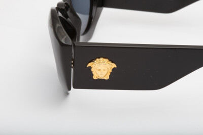 GIANNI VERSACE SUNGLASSES MOD 422 COL 852 PRICE: View Price Purchase )&gt; CREATOR: Gianni Versace COUNTRY: Italy PERIOD SEARCH: 1990's