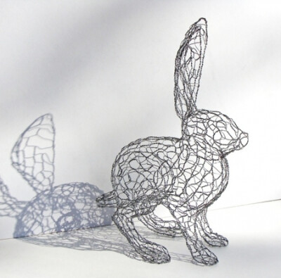 设计师 Ruth Jensen 使用铁丝线精心制作的可爱动物雕塑。